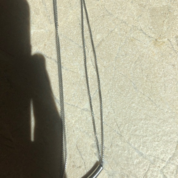 Flower design pendant and silver chain necklace - Picture 5 of 8